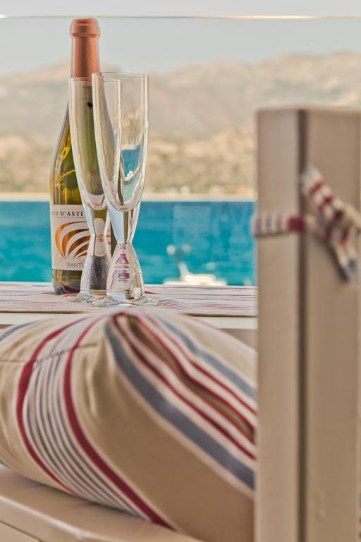 Nereus Luxurious Suites Kárpathos Eksteriør billede